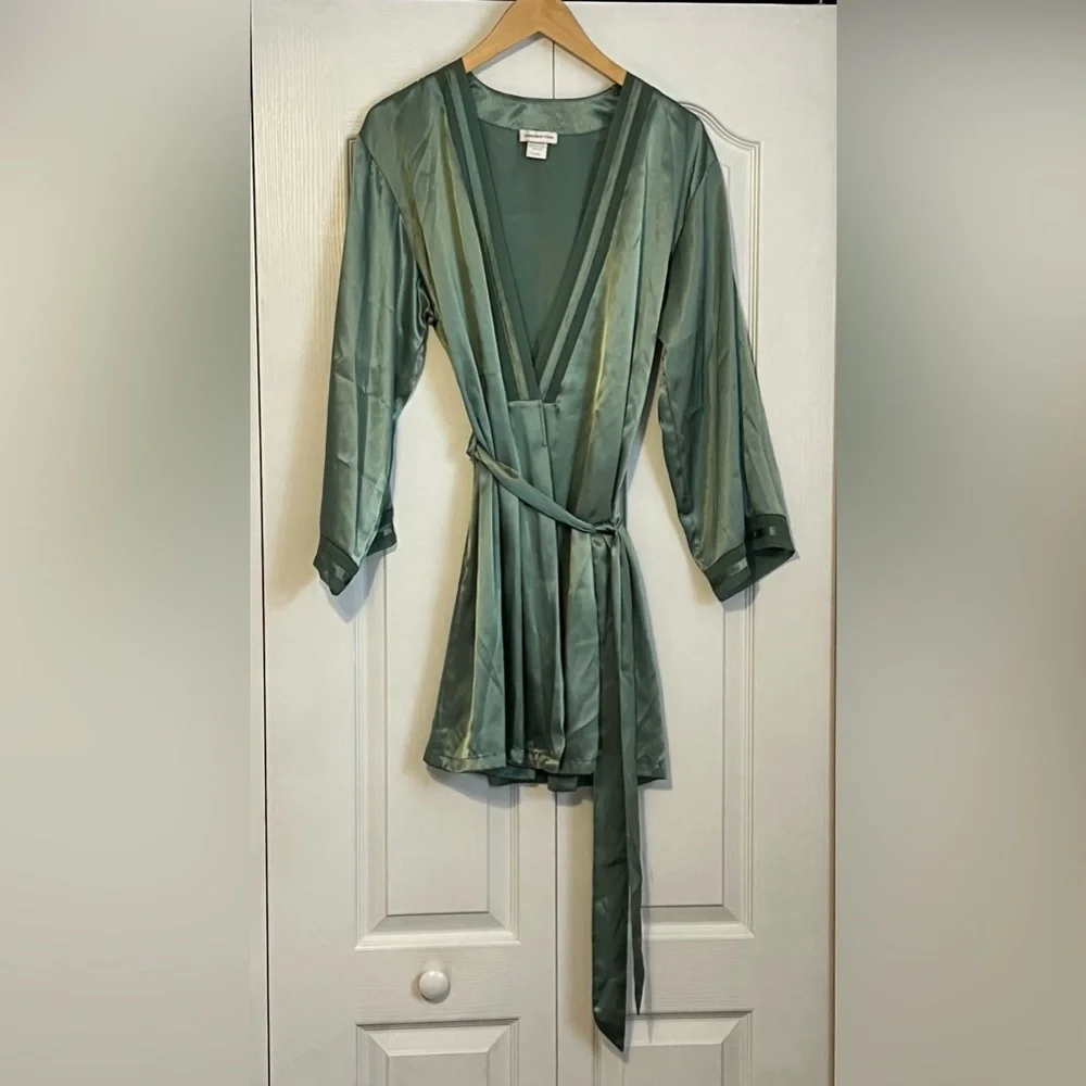 Jones New York Satin Robe in Sage - Picture 4 of 4